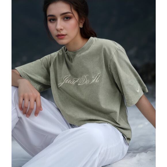 NWT Nike Women's Loose Fit Boxy T-Shirt Green S - Picture 1 of 8